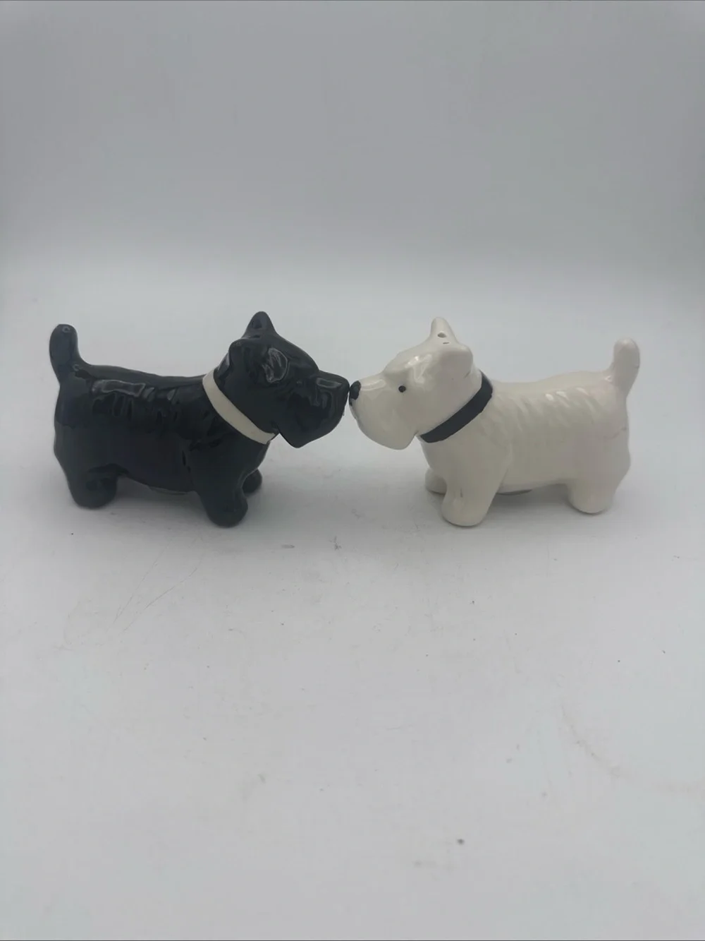 Kissing black & white Scottish Terriers Scotties ceramic Salt pepper shaker set